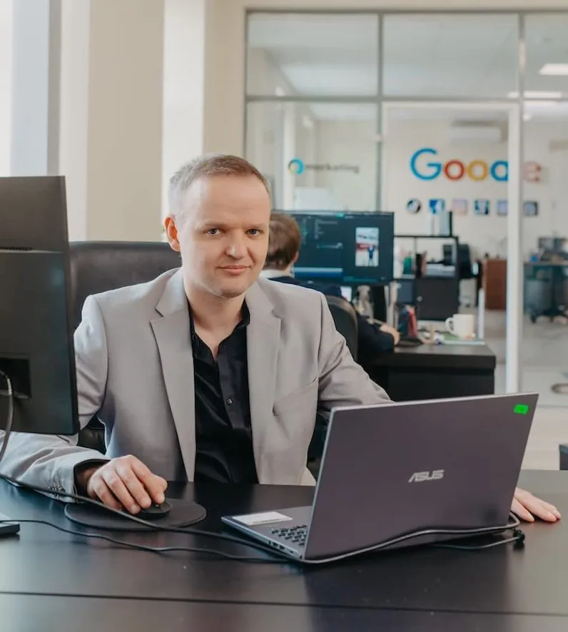 Maksims Miščenko pie datora
